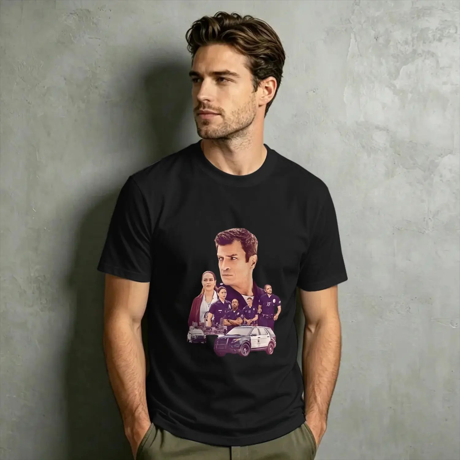 Camiseta negra de algodón con una gráfica morada vibrante de personajes y un coche patrulla de la serie The Rookie.