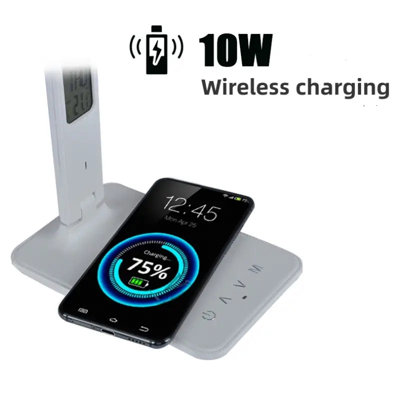 Weiße kabellose Ladeplatte mit integriertem Digitaluhr-Display und 10-W-Ausgangsleistung als Teil einer LED-Schreibtischlampe mit kabellosem Ladegerät und Uhr, ausgelegt für Schreibtischlampen.