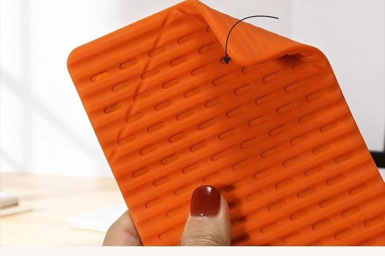 Soporte para teléfono plegable tipo perezoso de silicona color naranja brillante, con superficie acanalada texturizada y esquinas redondeadas.