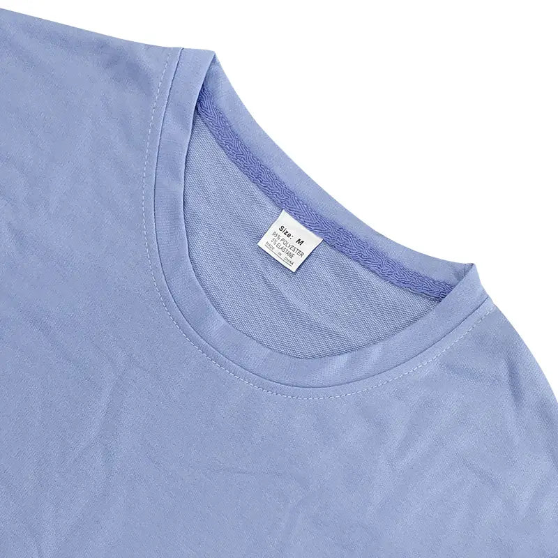 Camiseta de cuello redondo para hombre con manga corta hecha de 95% poliéster y 5% elastano, del conjunto veraniego casual para hombre de dos piezas, camiseta y pantalones cortos.