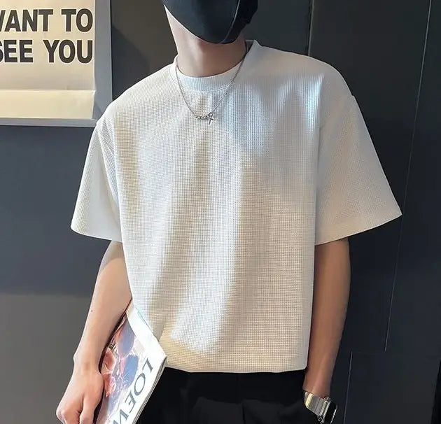 T-shirt pour homme de couleur crème en maille côtelée à col ras du cou, manches courtes, avec un motif côtelé texturé.