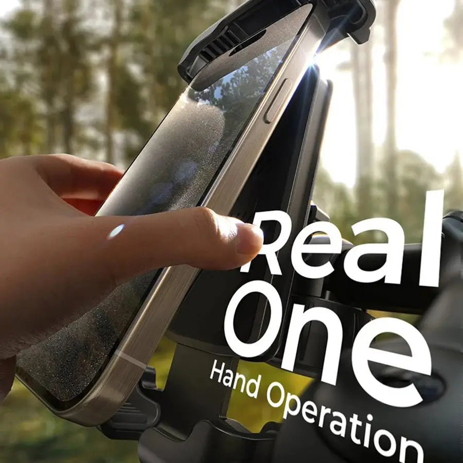 Un smartphone argenté élégant avec écran réfléchissant, solidement maintenu dans un support universel noir pour téléphone de vélo offrant une rotation à 360 degrés.