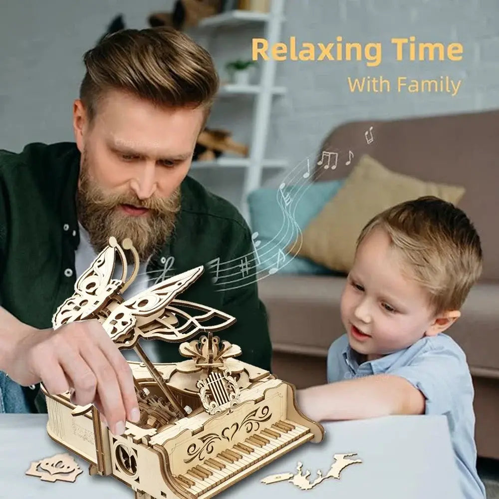 Ein Klavier-Musikbox-3D-Holzpuzzle-Bastelset mit einer kunstvoll gestalteten Schmetterling-Musikbox mit Klaviertastatur und aufwendigen Verzierungen, gefertigt aus hellfarbenem Holz.