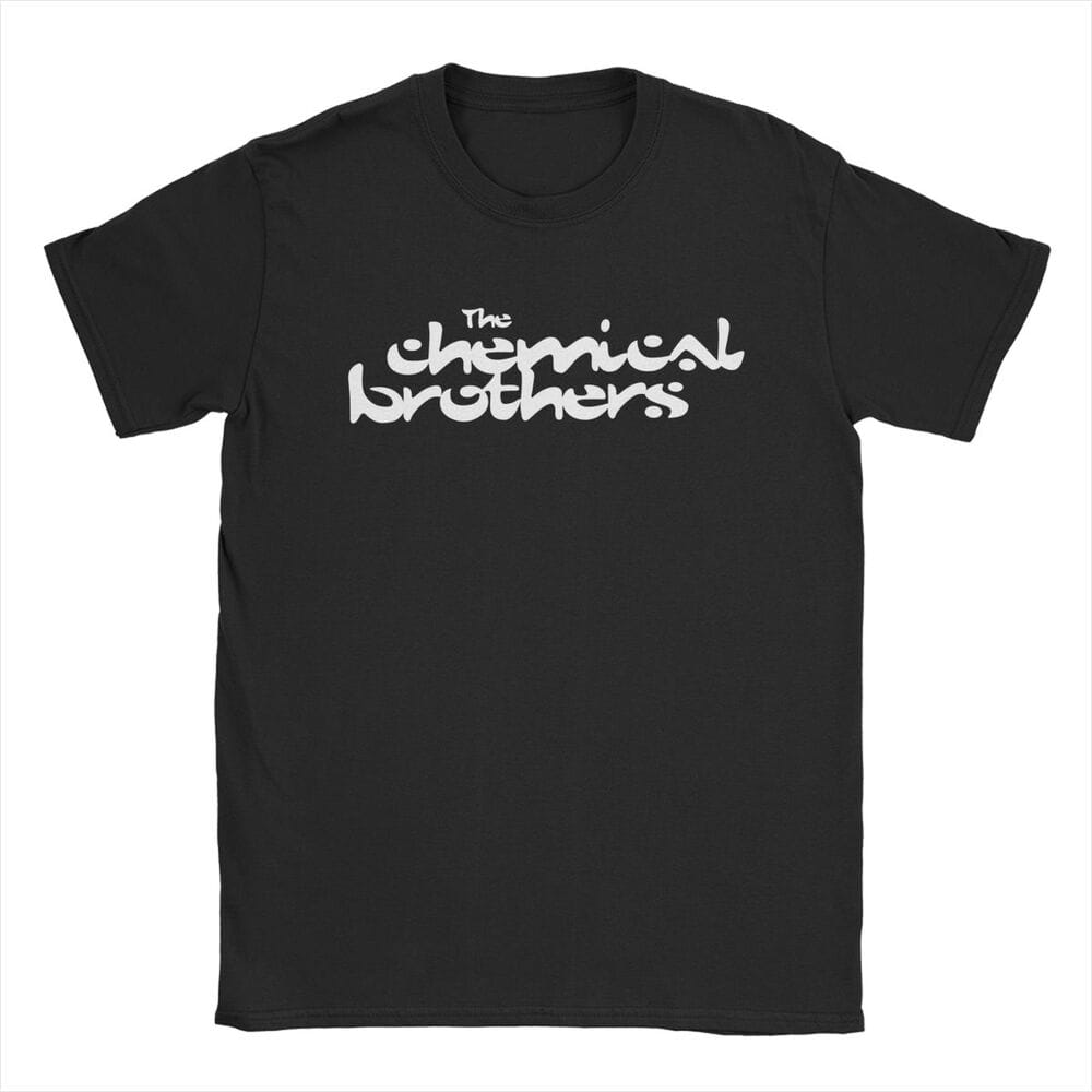 チェスト全面にホワイトで「The Chemical Brothers」ロゴをプリントした、ブラックの半袖コットンTシャツ。
