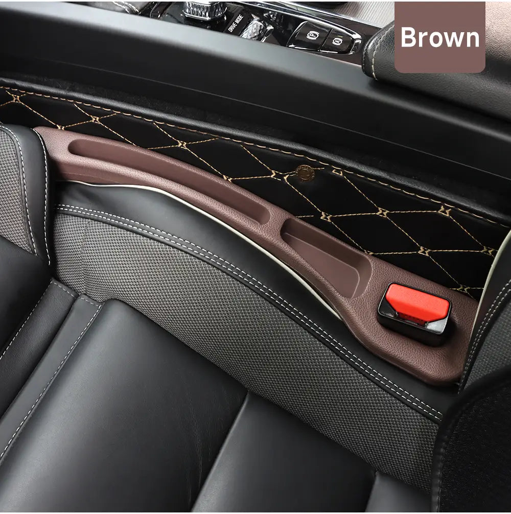 Couvre-accoudoir de porte en cuir marron, avec motif en losanges cousus et bouton rouge intégré, présenté sous un angle avant, pour le comblement d’interstice de siège de la classe AMG GLC.