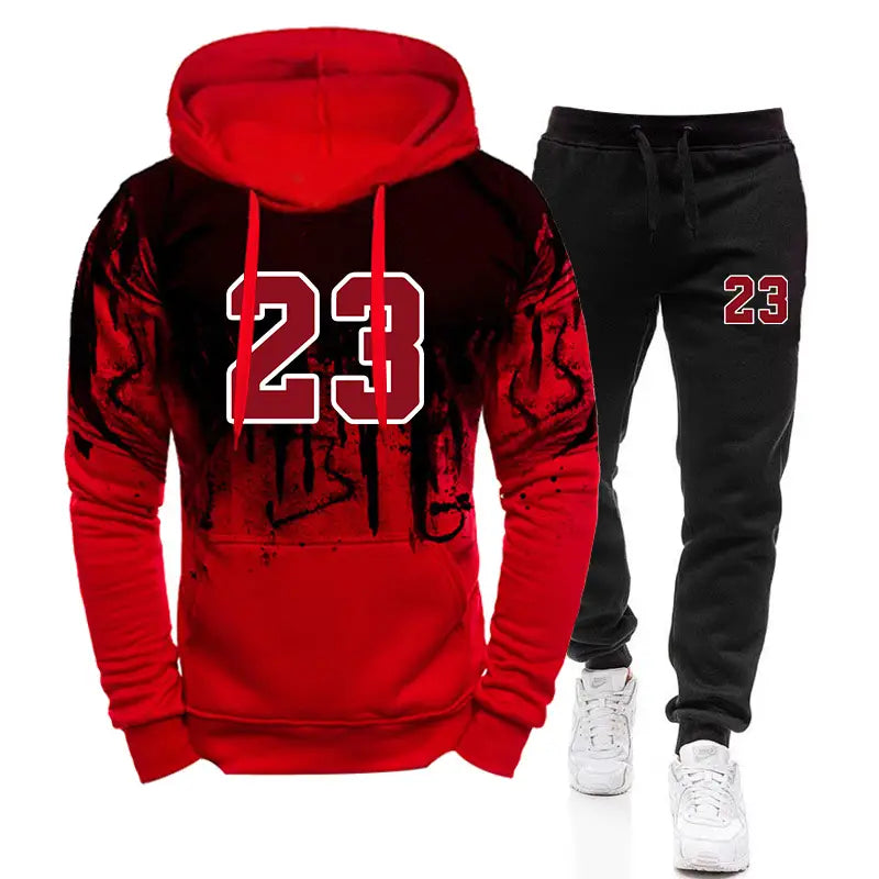 Ensemble sweat à capuche et jogging pour homme portant le numéro 23, montrant le côté arrière d’un sweat à capuche dégradé rouge et noir avec un graphique blanc 23, associé à un pantalon de survêtement noir comportant des chiffres rouges 23.