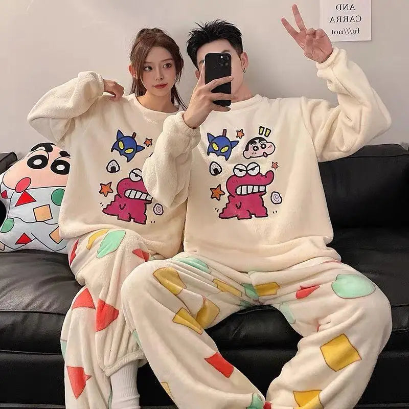 Conjunto de pijamas de pareja de vellón coral de Shin Chan color crema, con personajes de dibujos animados y patrones geométricos coloridos, para ropa de estar en casa cómoda; los clientes pueden ponerse en contacto con el servicio de atención al cliente para recibir asistencia