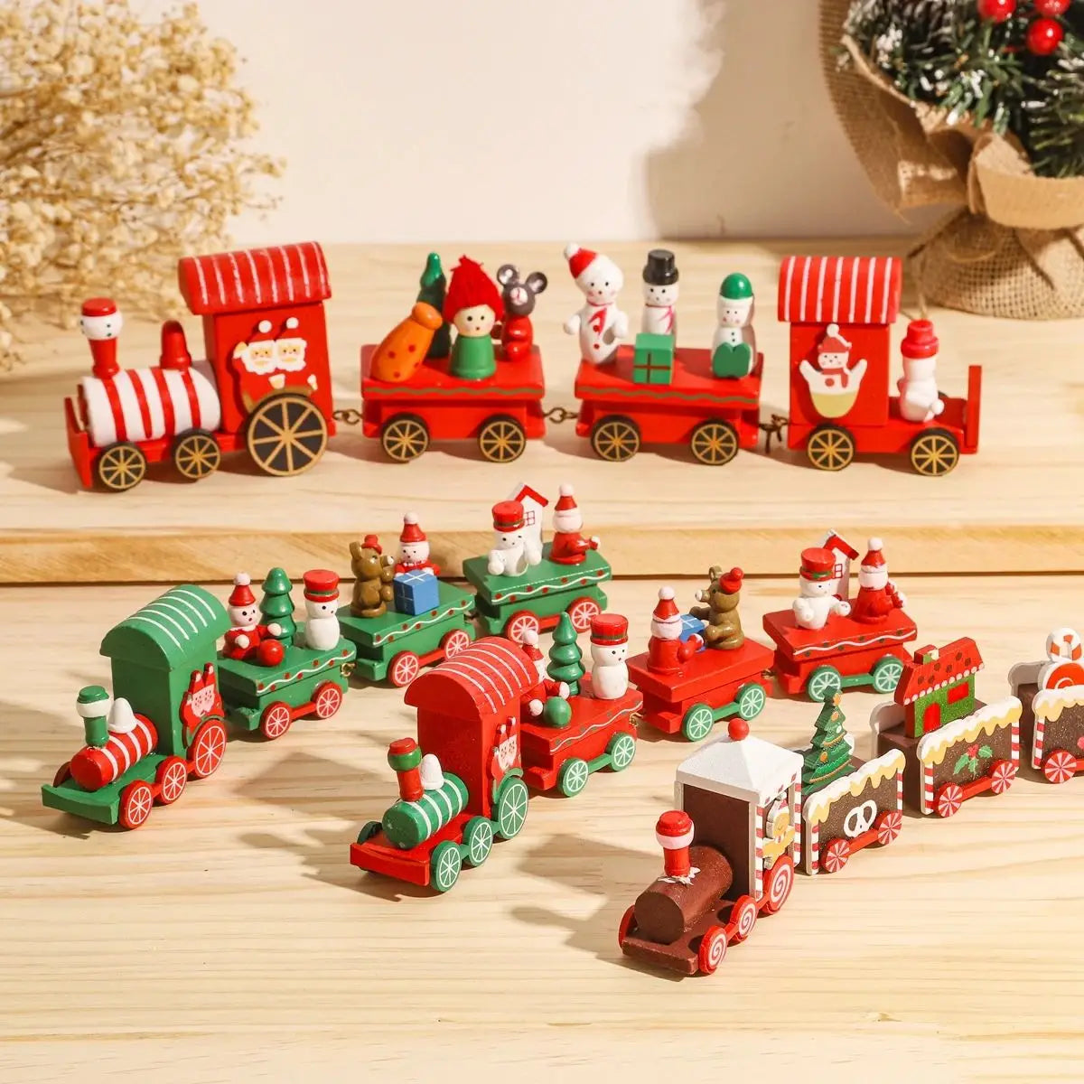 Décoration de table de vacances en train de Noël en bois, comprenant des ensembles de trains en bois rouge et vert avec des figures festives.