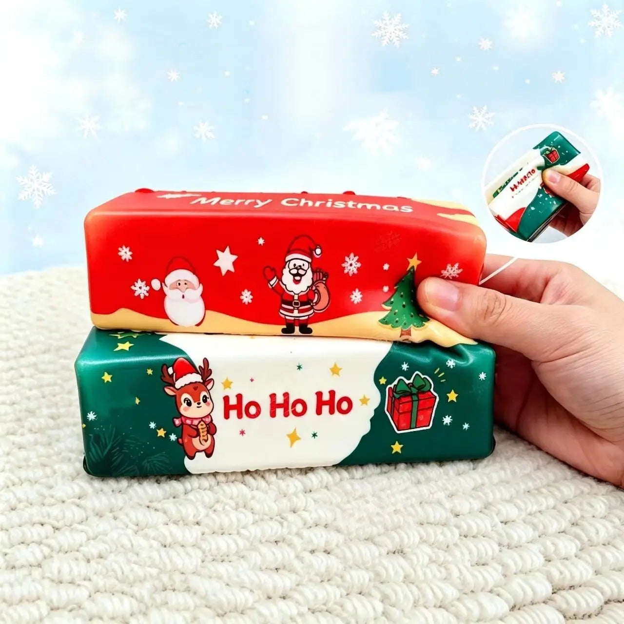 Fundas para caja de pañuelos de colores rojo y verde con tema navideño, con diseños de Santa Claus, renos y regalos en estilo de dibujos animados para el juguete antiestrés blandible de alivio lento con tema de Santa Claus de Navidad.