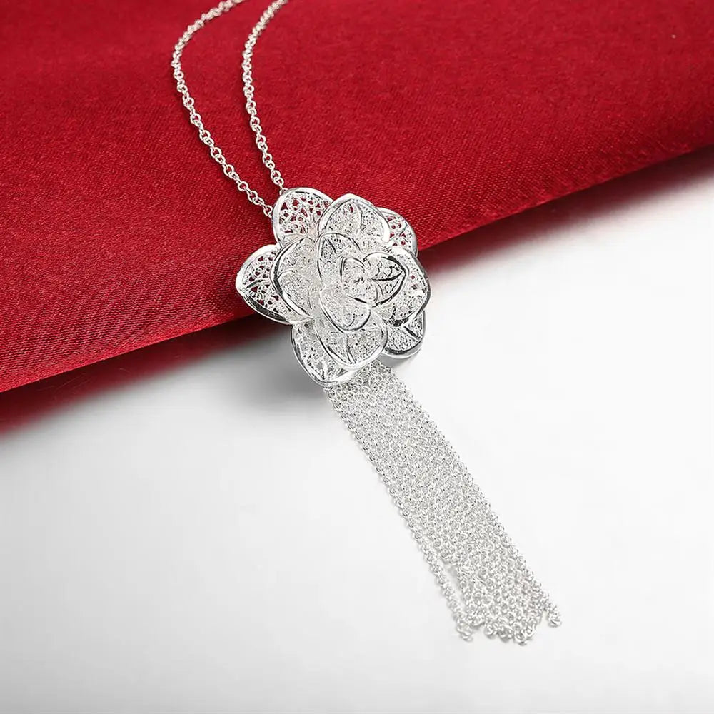Collier pendentif en argent sterling en forme de fleur, avec une chaîne délicate et un gland retombant, provenant de la parure de bijoux floraux en argent sterling.