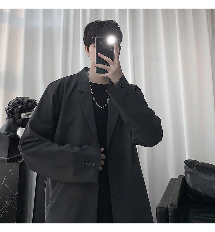 Herren-Casual-Loose-Blazerjacke in einfarbigem Schwarz mit übergroßer Passform, elegantem modernem Design und dezenten Knopfdetails an den Manschetten.