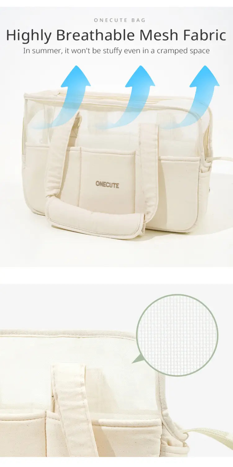 Sac à dos cabas pour chien de petite taille en toile respirante de couleur crème, en tissu à maille, avec plusieurs poches et une bandoulière rembourrée.