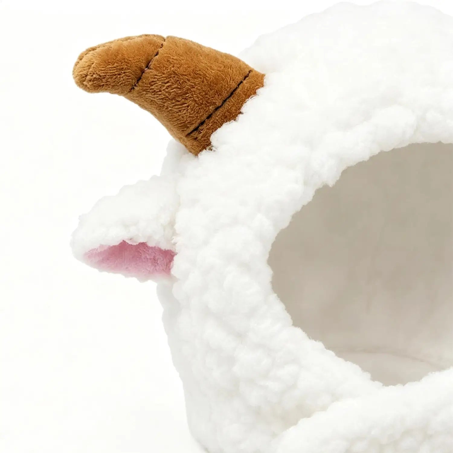 weiße Plüsch-Kopfbedeckung in Form eines Katzenkopfes mit braunem Horn und pinkfarbener Innenseite, entworfen als Winterkostümhut für die Winterverwendung bei Katzen und Welpenkatzen