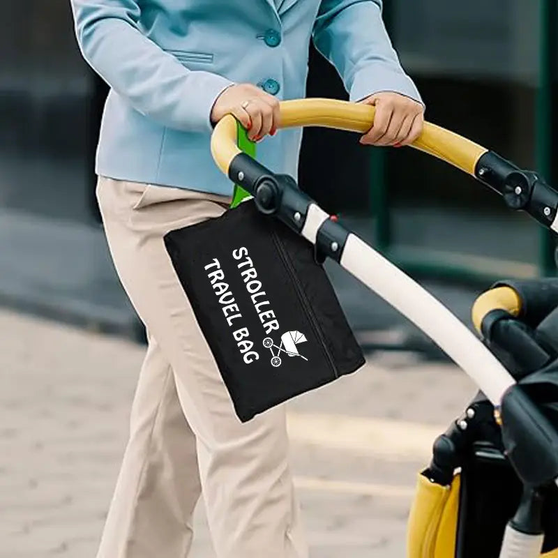 schwarze Stoff-Kinderwagen-Reise-Transporttasche mit weißem Text und Babywagen-Grafik, entworfen als universeller Pram-Staubschutz-Organizer