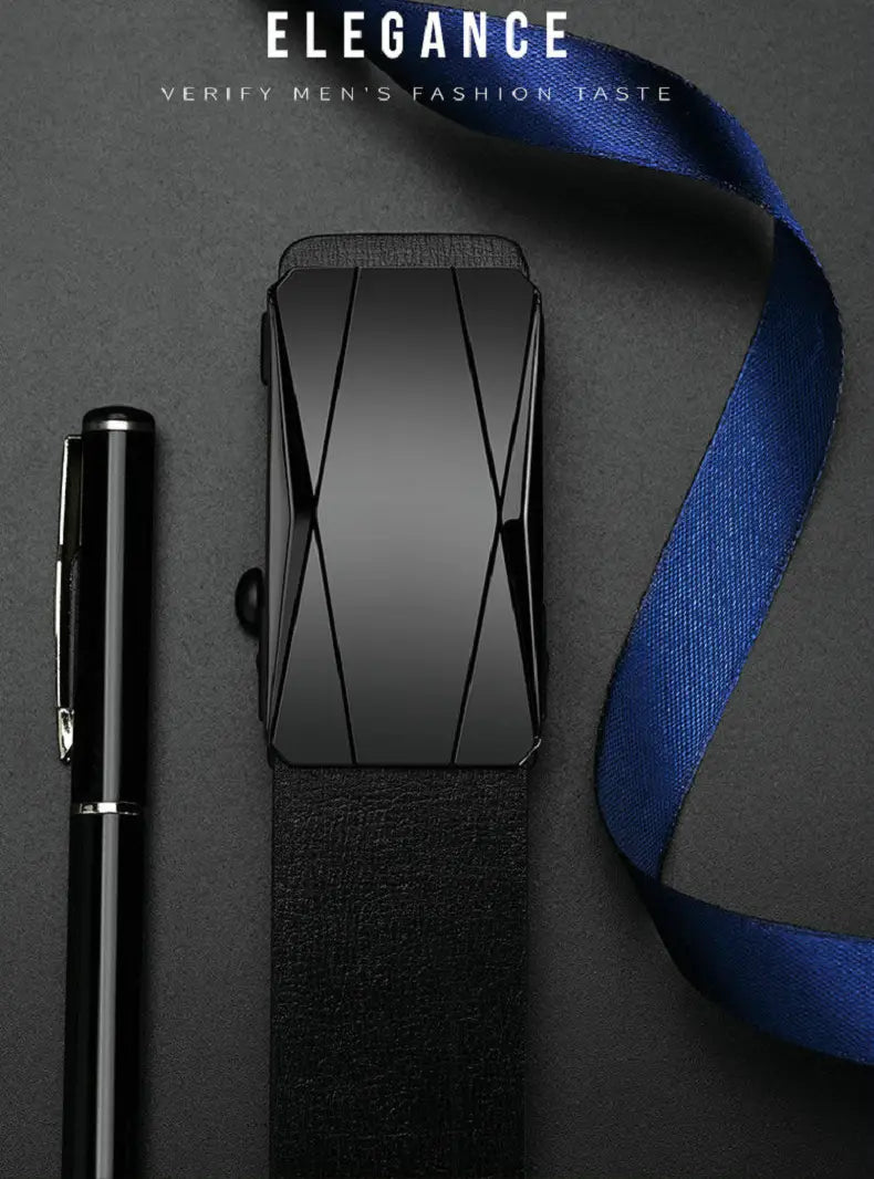 Une boucle de ceinture en métal noir à motif géométrique, au fini mat, présentée sur une ceinture automatique pour homme en cuir synthétique (PU), au design moderne et épuré.