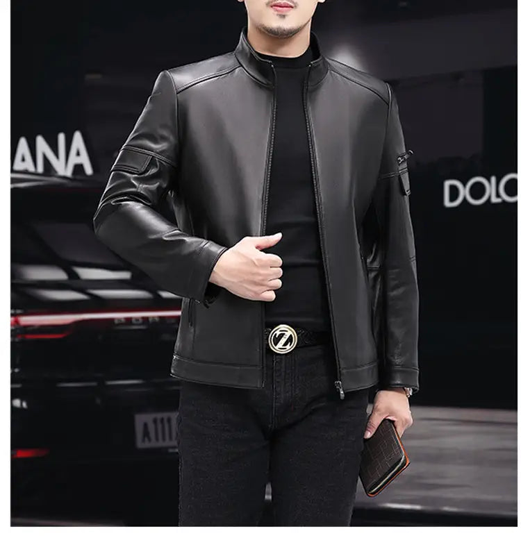 Veste en cuir noire avec col montant et poches zippées, conçue comme un manteau professionnel simple pour homme en hiver