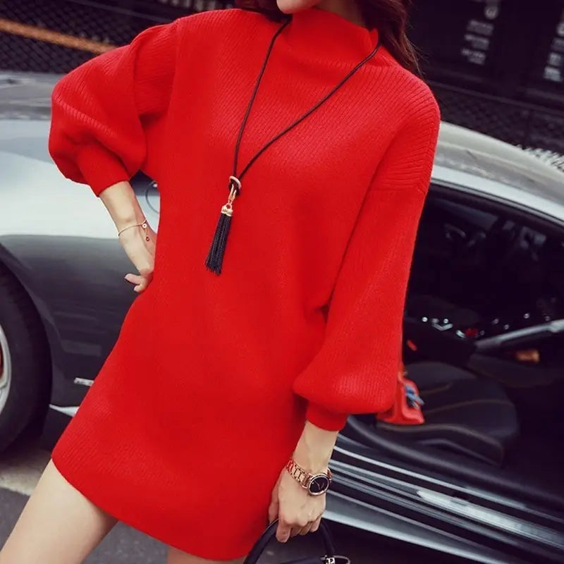 Robe-pull rouge vif en maille côtelée à manches bouffantes et encolure haute, associée à un long collier à gland à chaîne en alliage de zinc pour femmes.
