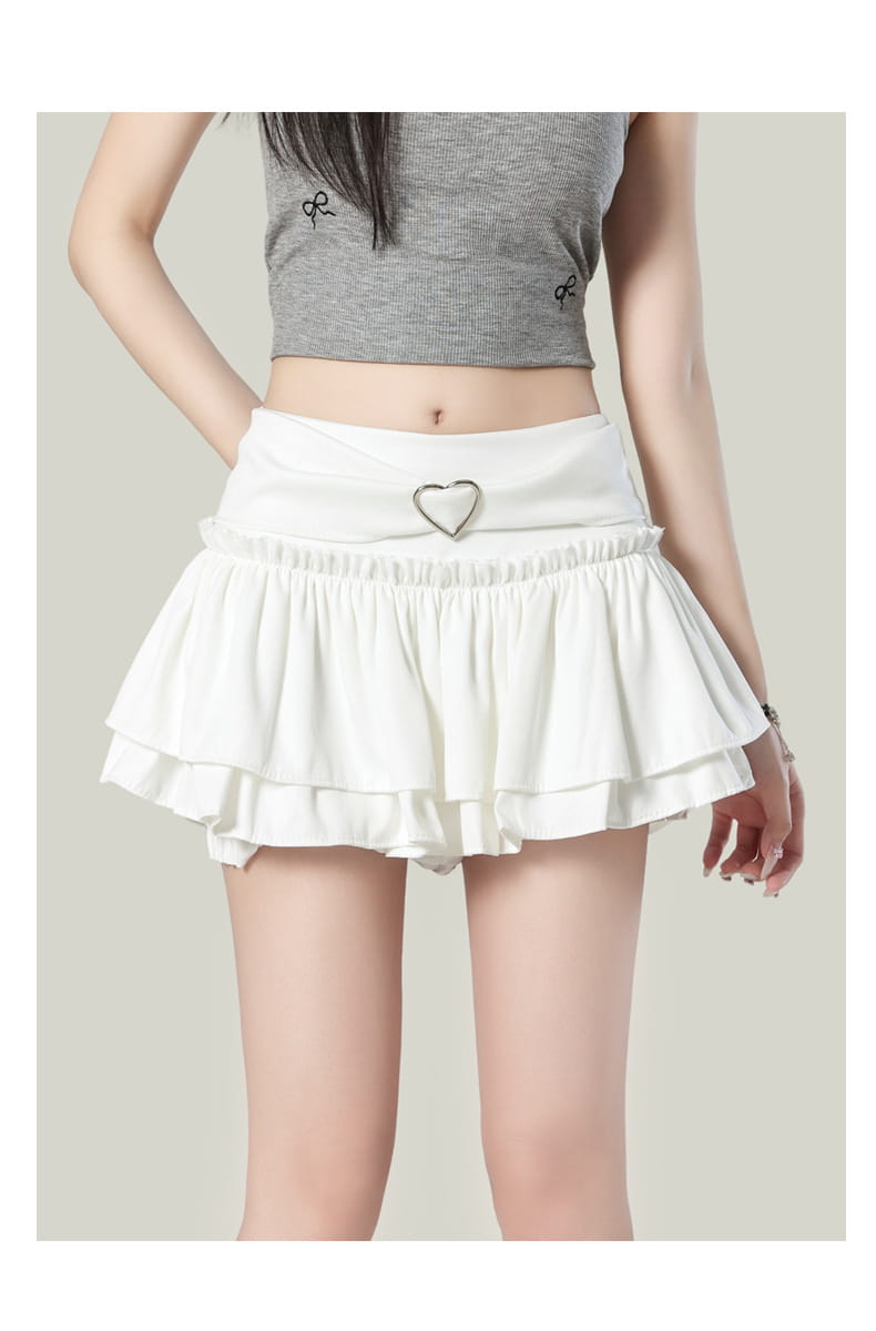White Y2k ruffled high waist mini skirt featuring a heart-shaped metal belt buckle as the primary embellishment.