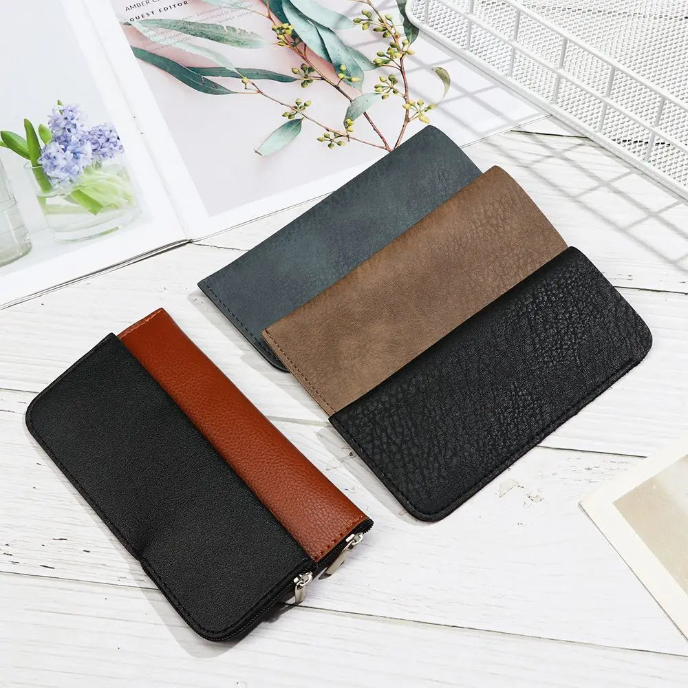 schwarz-braune Ledertasche für Brillen mit Reißverschluss, mit strukturierter Oberfläche, ausgelegt als Aufbewahrungsbehälter für Brillenzubehör
