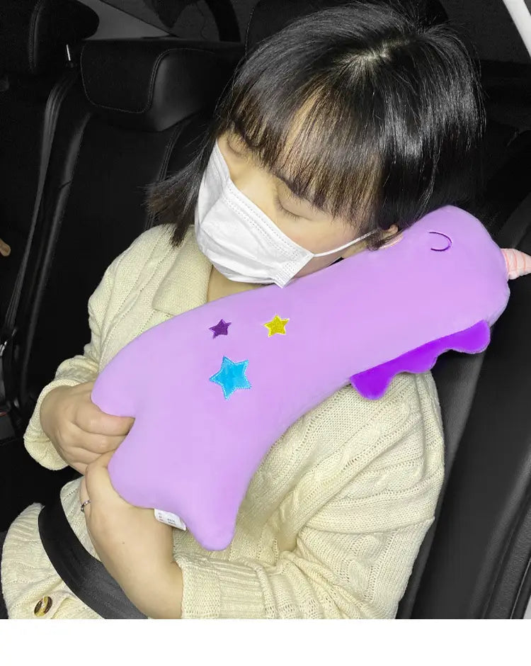 Lila Plüsch-Dinosaurier-förmiges Einhorn-Autositzgurtkissen für Kinder mit bestickten Sternen und einem Mondphasen-Design.