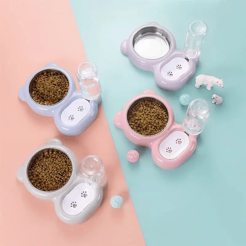 Comederos automáticos para mascotas con forma de oso en color rosa pastel, con cuencos de acero inoxidable y dispensadores de agua transparentes, en un juego de comedero y bebedero para mascotas.