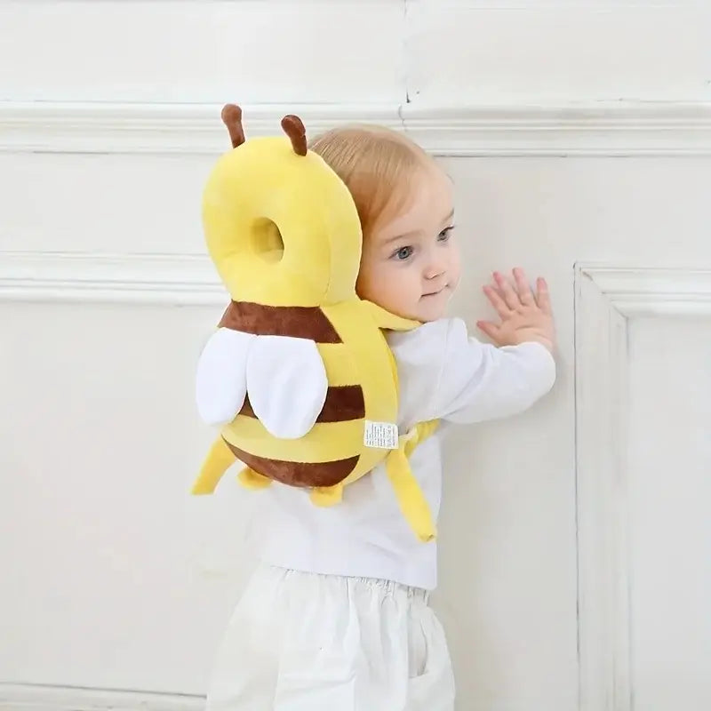 mochila para niño pequeño con forma de abeja, de peluche, color amarillo y marrón, con alas blancas, diseñada como almohada de seguridad para el protector de cabeza del bebé, visible desde el lado posterior