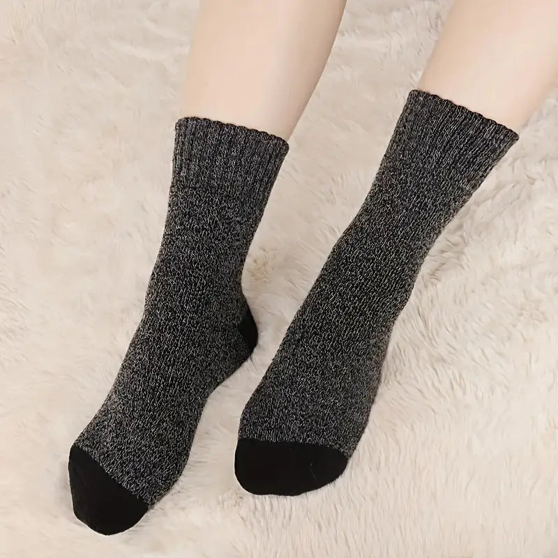 Chaussettes d’hiver thermiques pour hommes comprenant un tricot scintillant gris foncé, avec des accents noirs au niveau de l’orteil et du talon, dans un lot de cinq paires.