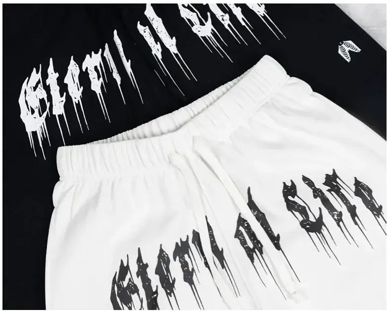 Survêtements blancs pour hommes avec un design de police noire qui s’écoule et une ceinture élastique, pour des pantalons d’entraînement graphiques en vêtements d’entraînement.