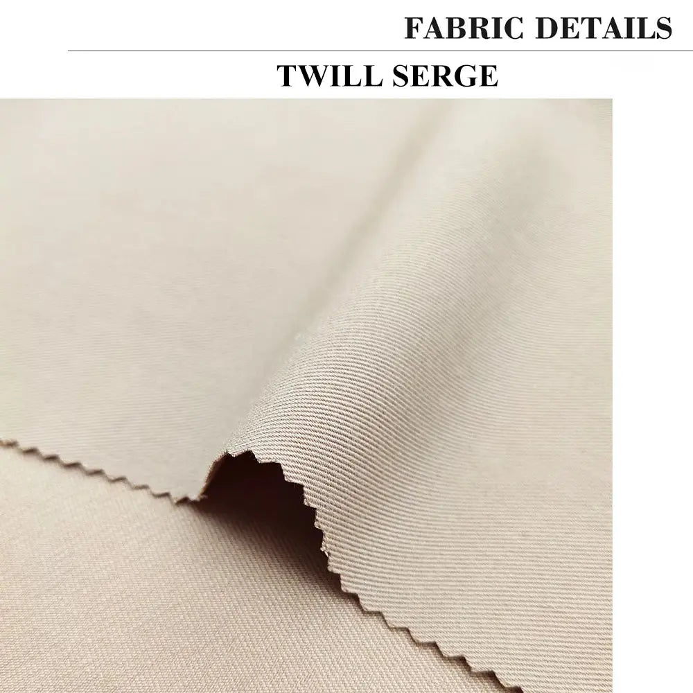 Hellsalbeigrüner Dreiteiler für Herren aus beigem Twill-Serge-Gewebe mit dezenter, leicht diagonal gerippter Textur und sauber verarbeitetem, zackig ausgeführtem Saum.
