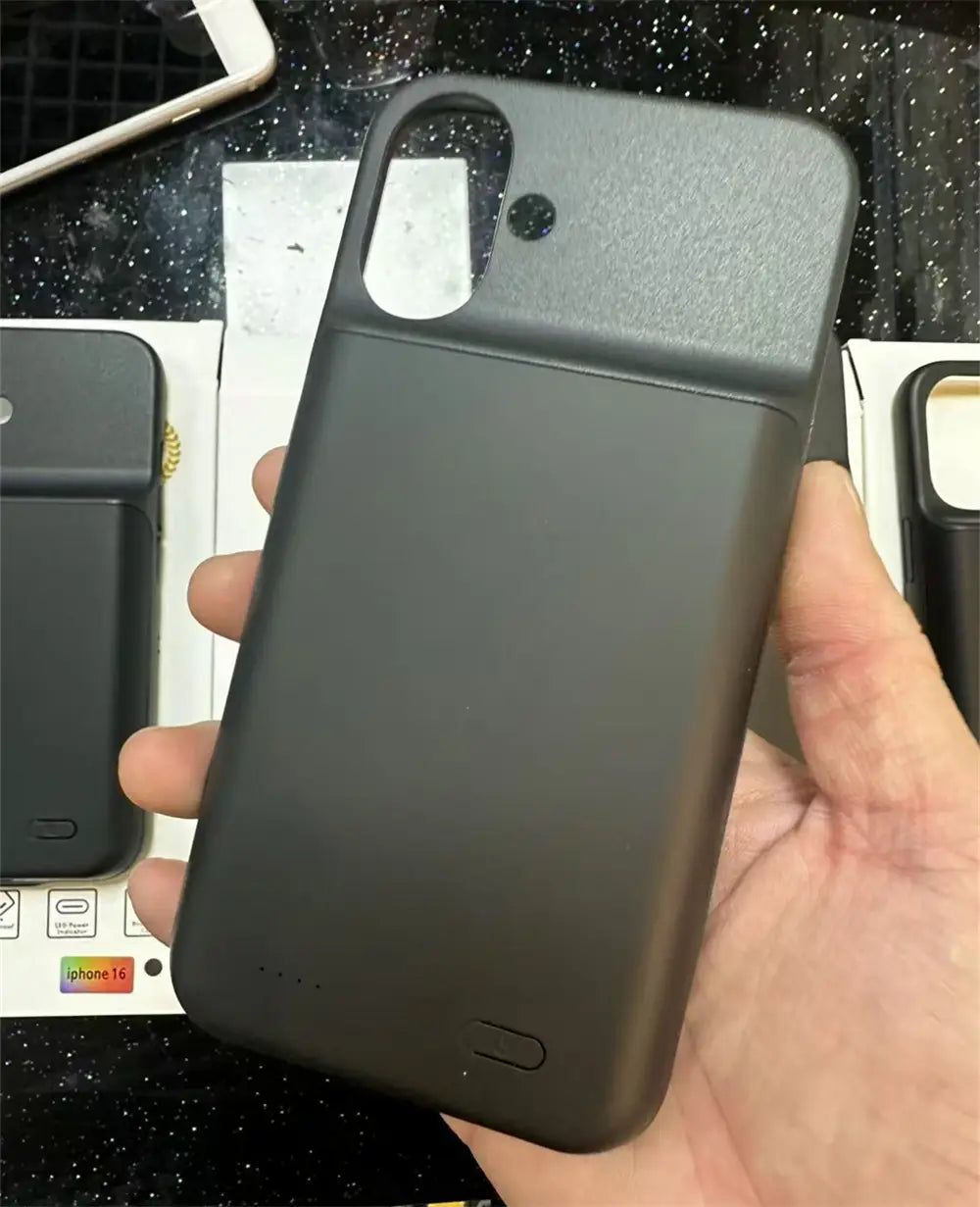 Schwarze strukturierte Pro-Max-Akku-Ladehülle, die die Rückseite mit integriertem Akkupack für iPhone 16- und 17-Serien zeigt.