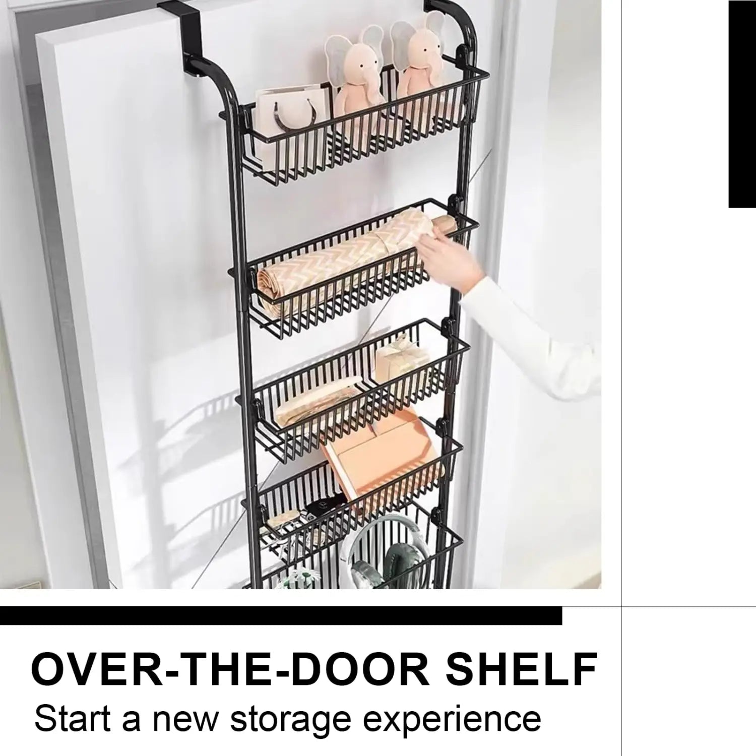 Organisateur de porte en métal noir avec quatre niveaux en treillis métallique, offrant un rangement suspendu pour les jouets de rangement suspendu et autres articles.