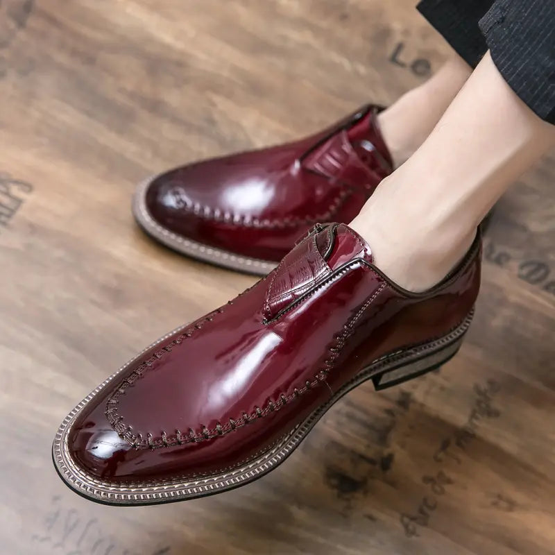 Herren glänzende Lackleder-Kleiderschuhe in Burgunder mit elegantem poliertem Slip-on-Design und dekorativen Ziernähten