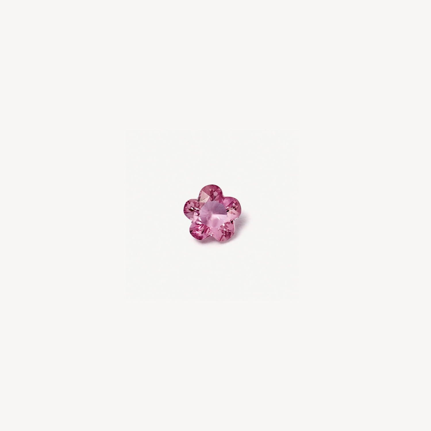Pendentif en forme de fleur délicate, gemme rose, avec des pétales facettés et un centre scintillant, présenté dans un collier pendentif ouvert pour femmes et jeunes filles, style simple.
