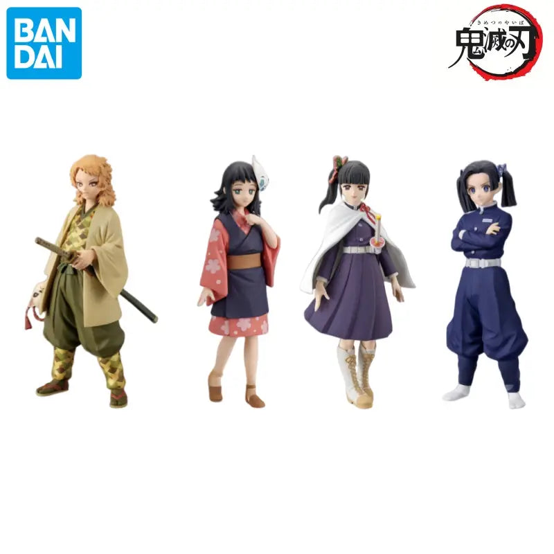Cuatro figuras de acción coleccionables de PVC de la serie Demon Slayer, con Sabito Makomo Tsuyuri, con vestimenta tradicional y de uniforme detallada, en colores beige, rojo, morado y azul marino distintos, en un set de 16 cm