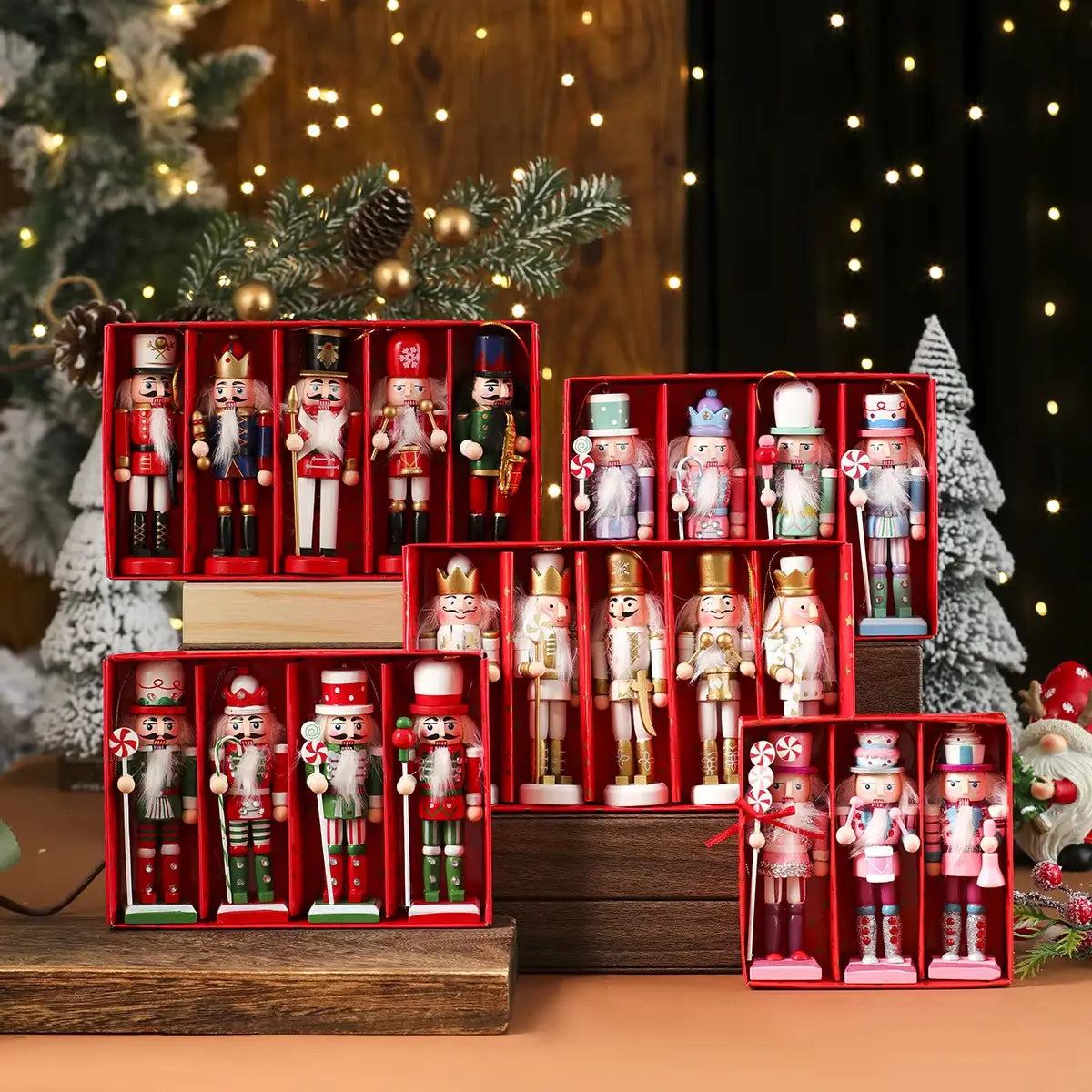 Un conjunto de figuras de adorno para árbol de Navidad de cascanueces de madera, con detalles intrincados, en forma de figurines decorativas de árbol de Navidad, vestidas con atuendos coloridos y exhibidas en cajas de regalo rojas.