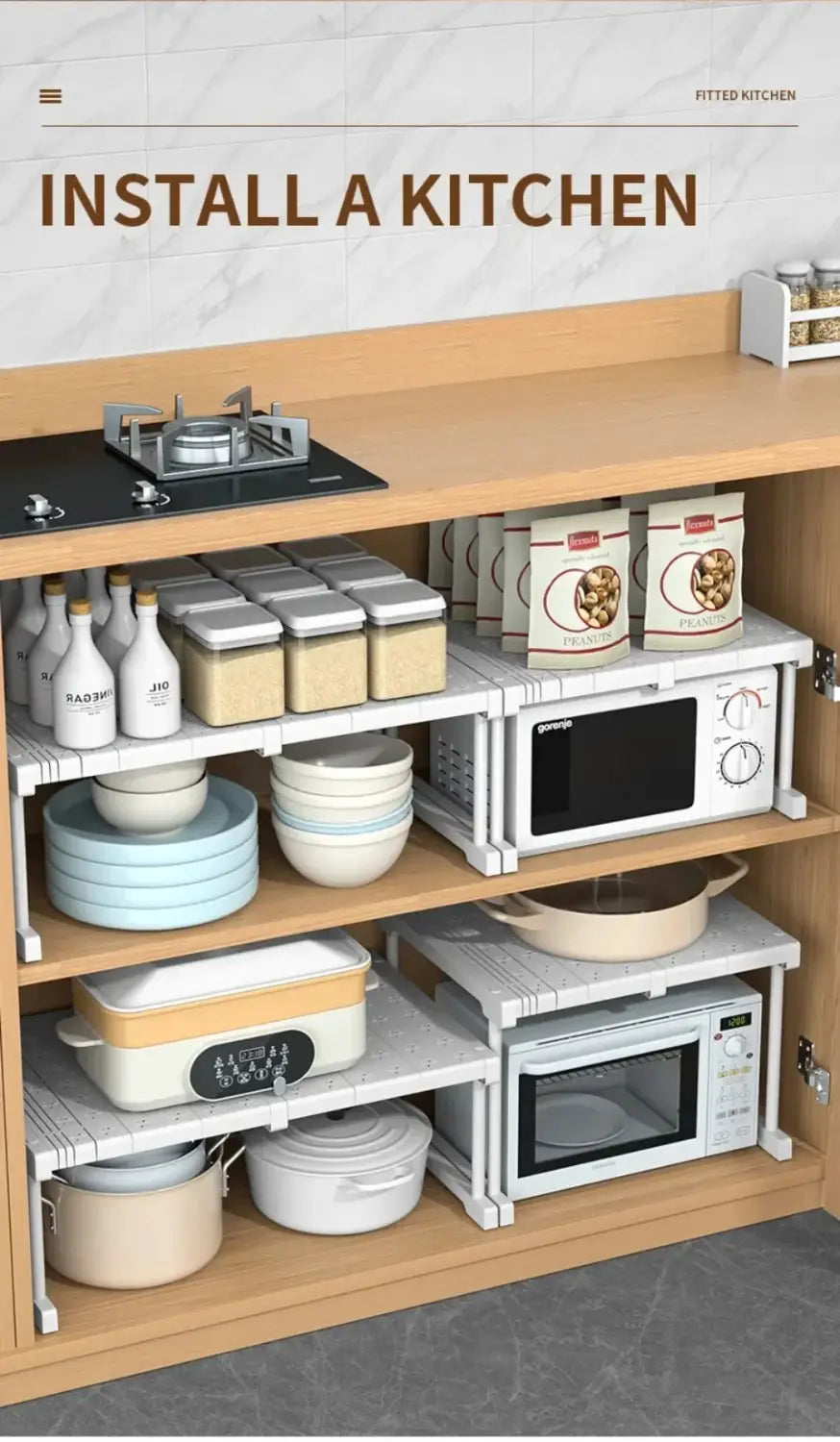 Organisateur d’armoire en plastique blanc avec étagères empilables réglables et motif en grille, pour ranger appareils, assiettes et contenants.