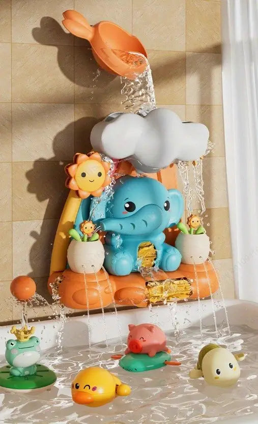 Jouet de bain pour bébé en forme d’éléphant bleu : roue à eau avec bec en forme de poisson orange et nuage, fabriqué en plastique résistant et entouré de figures animales colorées dans un bain.
