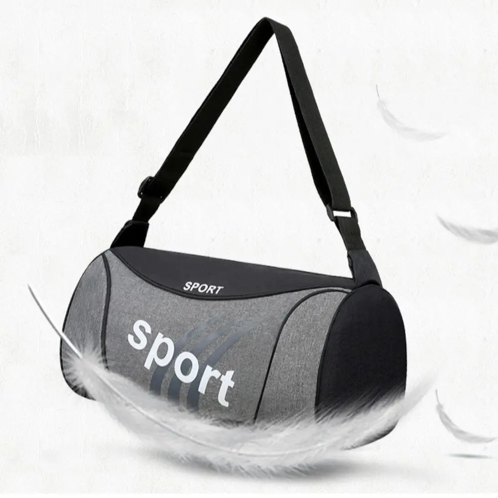 Petit sac de sport duffel de salle de sport gris et noir avec inscriptions sportives blanches, conçu pour l’entraînement de remise en forme sportive et pour transporter l’essentiel.