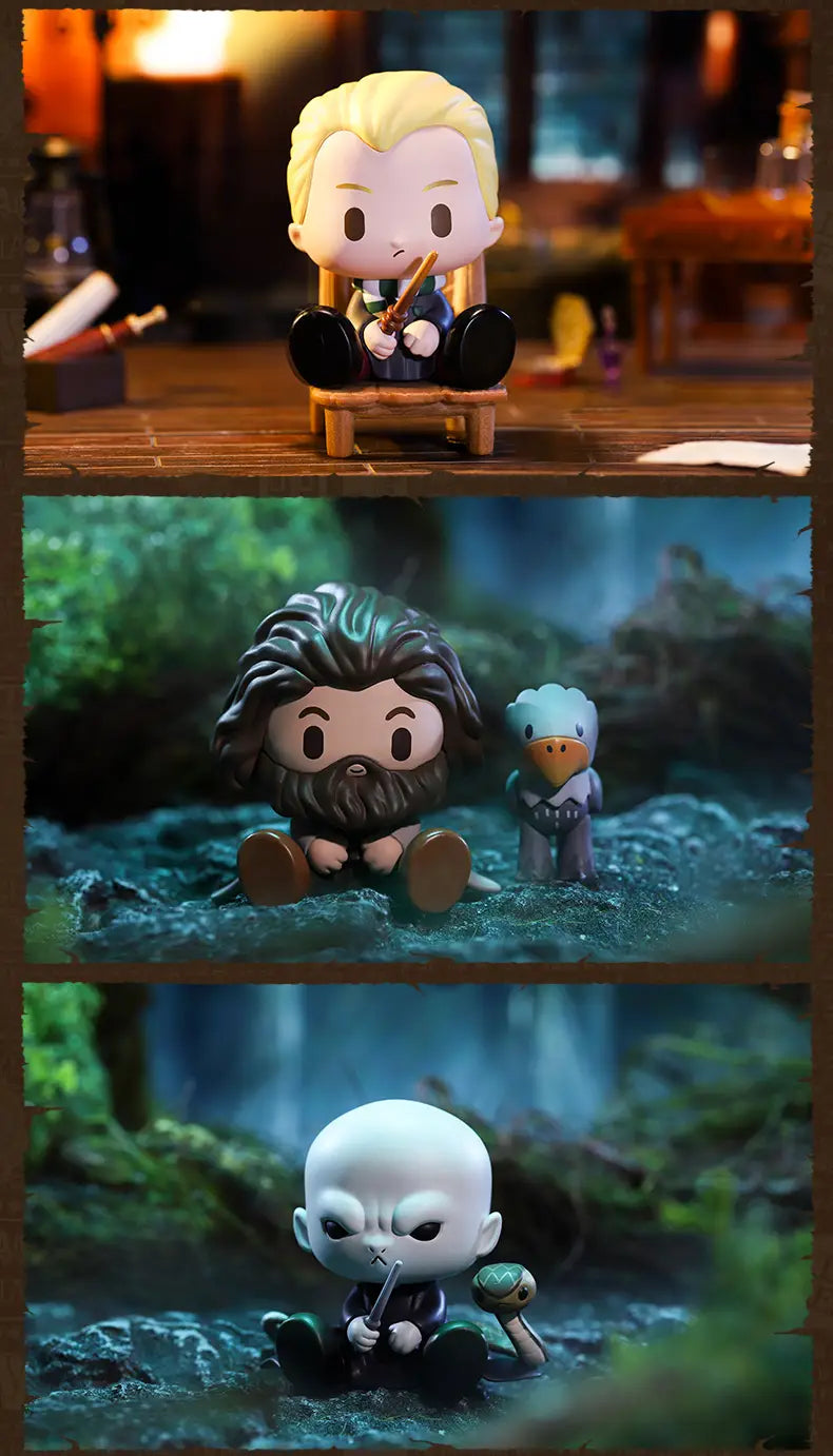 Las figuras coleccionables de la caja ciega Pop Mart Harry Potter presentan personajes tipo chibi, incluido Draco Malfoy con cabello rubio y túnica negra sentado en una silla de madera, sosteniendo una varita; Ron Weasley sobre terreno cubierto de musgo junto a una pequeña criatura; y Voldemort sentado cerca del agua.
