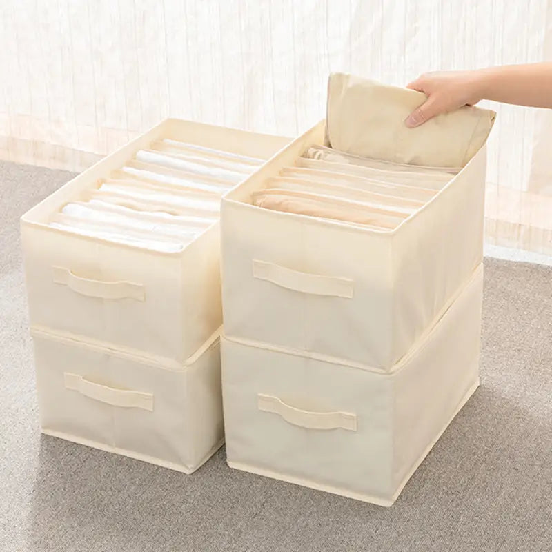 beigefarbene Stoff-Wäscheaufbewahrungsbox mit eingebauten Trennwänden und Griffen, ausgelegt für den Kleiderschrank und für Jeans.