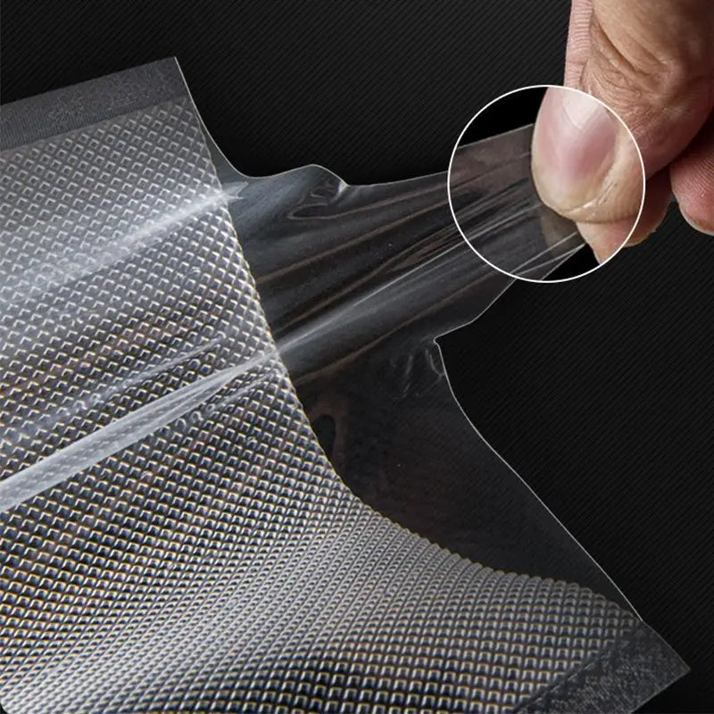 Transparente strukturierte Vakuumbeutel 12x20 cm aus Kunststoff mit einer oberflächenartigen Rasterstruktur, ausgelegt für die Lebensmittelversiegelung und Vakuumkonservierung.