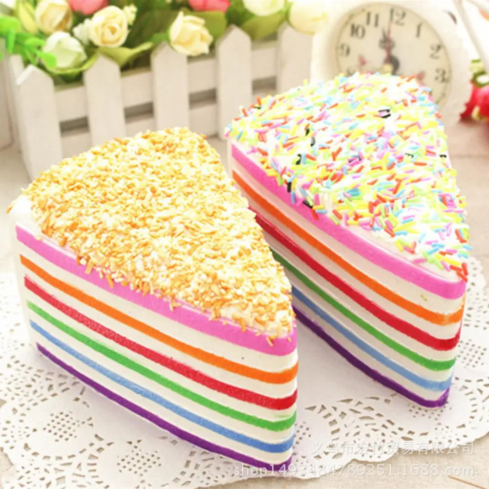 Deux tranches de jouet antistress à gâteau arc-en-ciel à rebond lent, colorées, avec des vermicelles et des flocons de coco sur le dessus