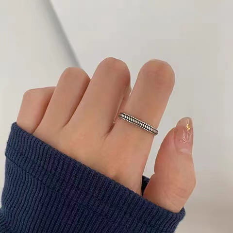 Un anillo para el dedo del pie trenzado de plata de ley delicado, con un diseño retorcido que se lleva en un dedo.