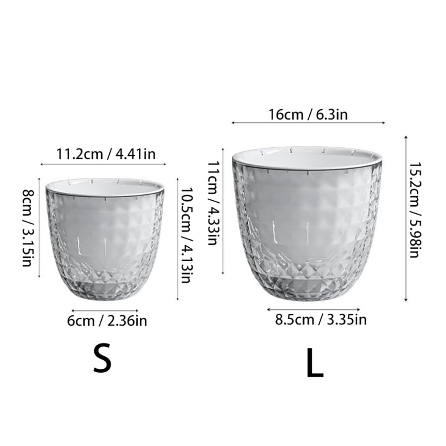 Portavelas de vidrio facetado transparente en tamaños pequeño y grande, combinados con una jardinera doble con riego automático y un macetero transparente que muestra la función de riego automático.