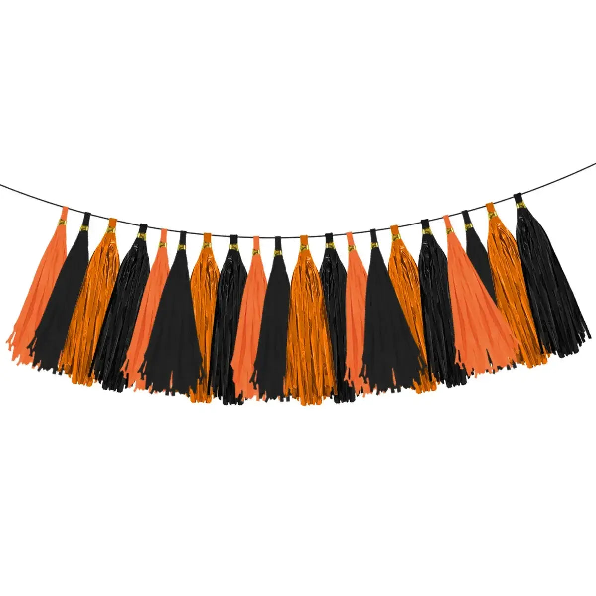 Guirnalda colgante de Halloween con una guirnalda de flecos festivos con flecos metálicos alternados en negro y naranja, ensartados a lo largo de un fino alambre para decoración de una fiesta espeluznante.