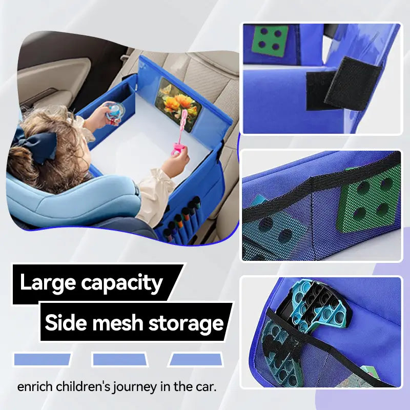 Blaues Reisesitz-Tablett für Kinder aus robustem Material mit integriertem Zeichenbrett, Stauraumfächern, Netz-Seitentaschen und einem Tablet-Halter für eine geordnete Nutzung auf Reisen.