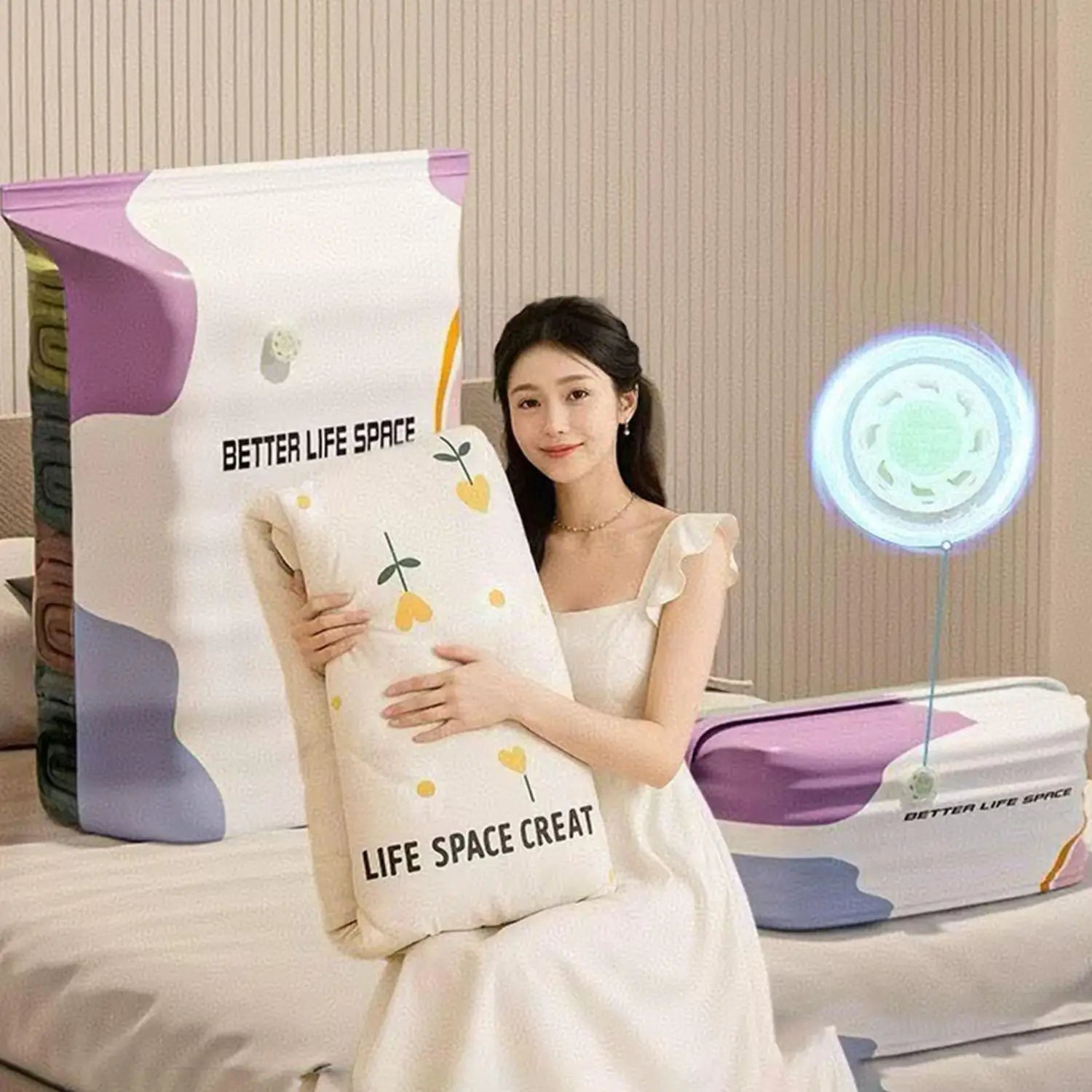 Ein weißes Kissen mit gelben floralen und Punktmustern, mit dem Text „life space creat“ versehen, platziert auf Vakuum-Aufbewahrungsbeuteln ohne Pumpe, große platzsparende Aufbewahrungslösung, für effiziente Lagerung und Organisation