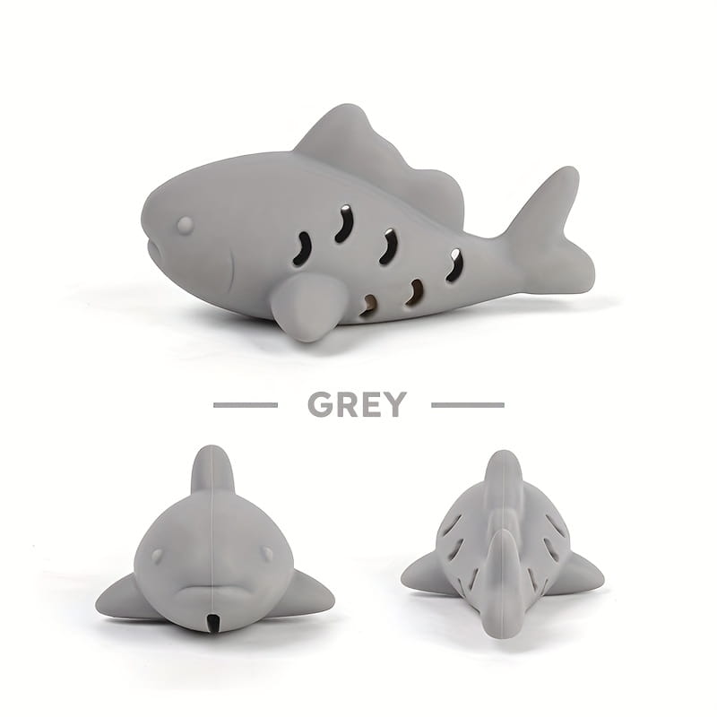 juguete dispensador de golosinas en forma de tiburón de silicona gris para mascotas pequeñas, con cuerpo perforado y aletas redondeadas lisas.