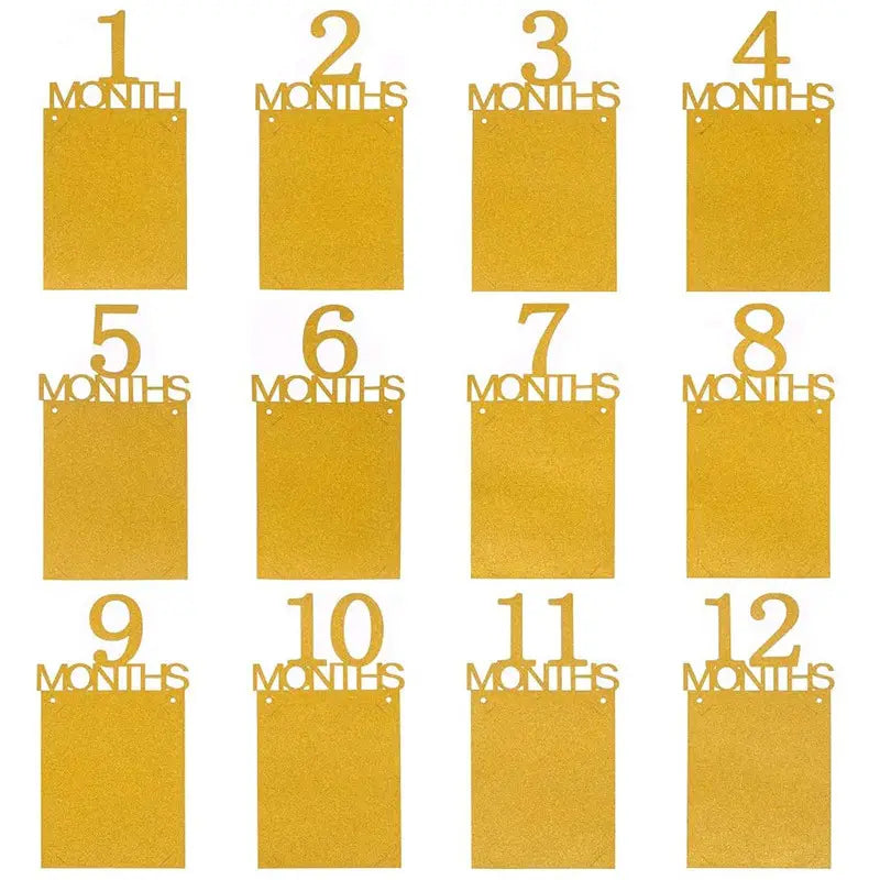 Goldfarbene, glitzernde Metall-Meilensteinmarkierungen zur Verfolgung der Entwicklung des Babys in einer Fotobanner-Meilenstein-Girlande zum ersten Geburtstag des Babys.