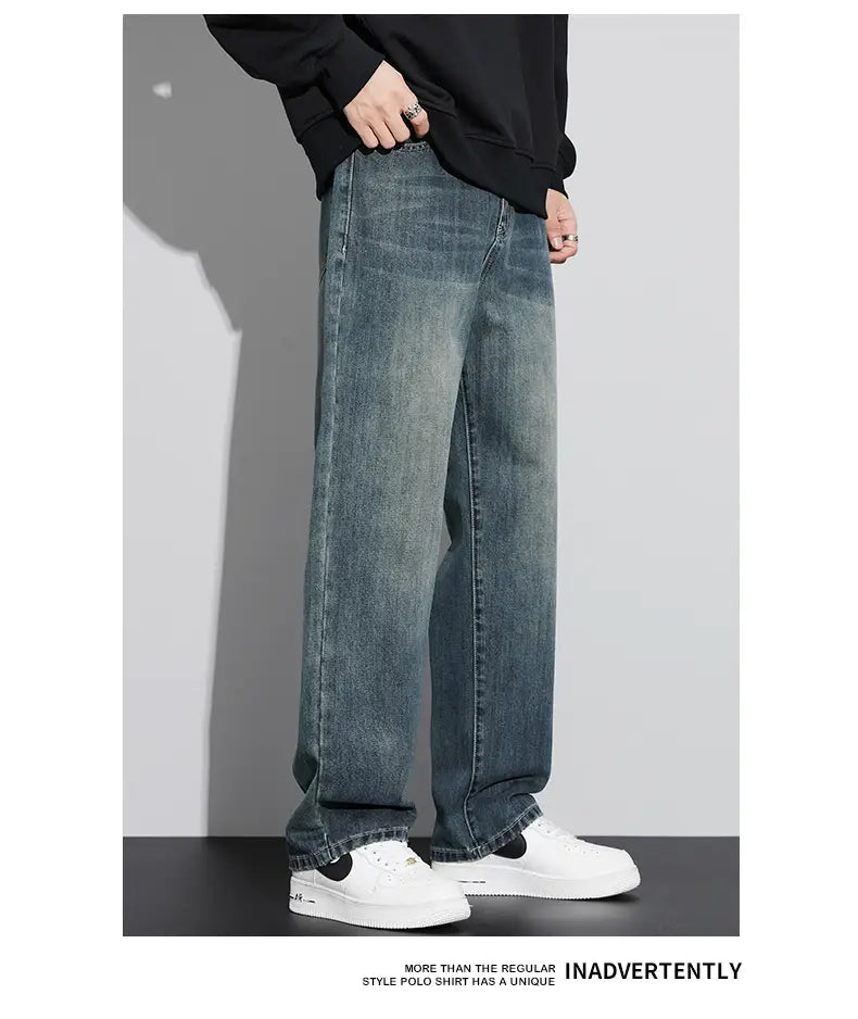 Jeans droits amples doublés de polaire pour homme en denim à lavage foncé, avec une coupe droite décontractée et un délavage subtil.